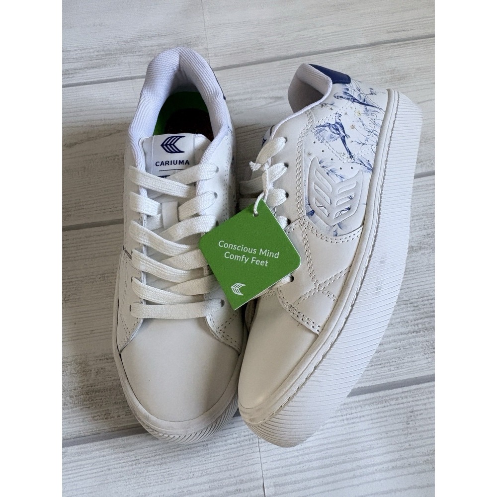 Cariuma Salvas Leather Low Top Lace-Up Sneakers White/Blue Parrot Print